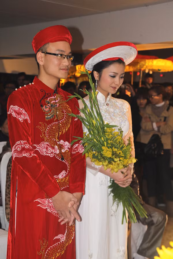Sau khi kết thúc lễ hằng thuận, cô dâu - chú rể và các khách mời bước vào phần tiệc trong không khí vui vẻ. Ảnh: Quỳnh Như, Ngôi sao