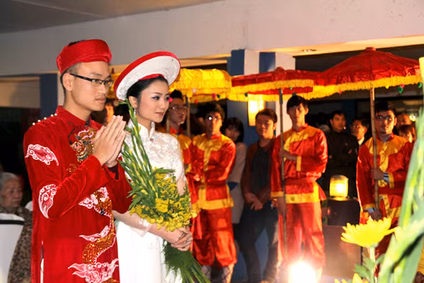 Giờ phút cầu nguyện, Diệu Hương không cố nén những giọt nước mắt hạnh phúc bởi cô đã mơ ước đến ngày này từ lâu. Ảnh: Quỳnh Như, Ngôi sao