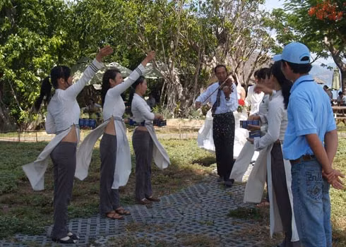 Cô dâu Thu Hương và chú rể Nguyễn Nam được người nhạc công vĩ cầm đưa đường hướng ra bãi đậu khinh khí cầu, giữa hai hàng người chúc mừng. Ảnh: Khuê Việt Trường, VnExpress Cô dâu Thu Hương và chú rể Nguyễn Nam được người nhạc công vĩ cầm đưa đường hướng ra bãi đậu khinh khí cầu, giữa hai hàng người chúc mừng. Ảnh: Khuê Việt Trường, VnExpress