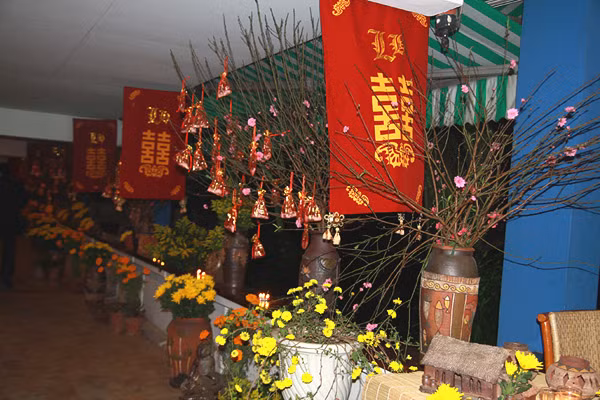Tối 27/12/2011, đám cưới của diễn viên Diệu Hương đã diễn ra tại khách sạn Thắng Lợi (Hà Nội) trong tiết trời lạnh của mùa đông. Chú rể Ngọc Linh từng là phóng viên văn hóa của một tờ báo nên rất giữ gìn những nét đẹp văn hóa quê hương. Trong ngày hạnh phúc của mình, anh đã cùng mọi người trang trí để cả không gian của đám cưới tràn ngập bản sắc dân tộc. Con đường dẫn vào khu vực làm lễ được tân lang, tân nương bày rất nhiều hoa đào, hoa cúc và chữ "Hỉ" cũng được treo khắp nơi. Ảnh: Quỳnh Như, Ngôi sao