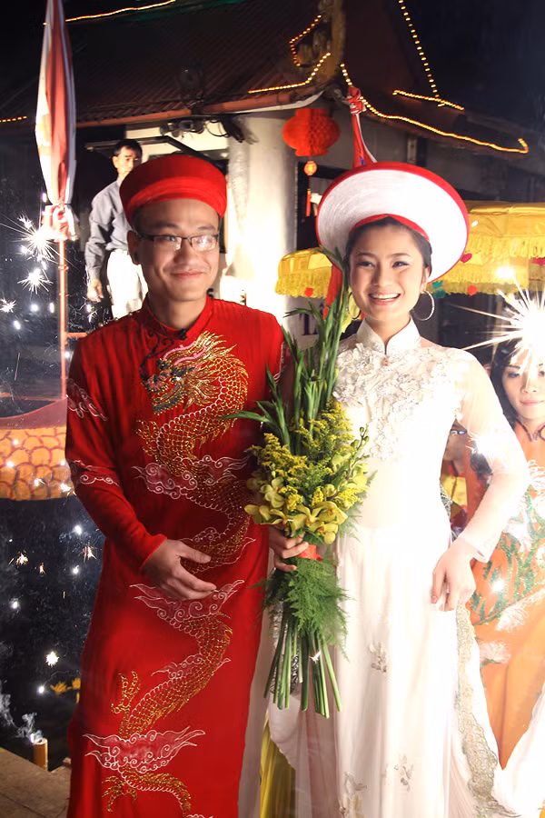 Nụ cười hạnh phúc rạng ngời trên gương mặt đôi vợ chồng trẻ. Trước đám cưới, cả hai đã tổ chức lễ ăn hỏi ở Nam Định - quê của cô dâu. Ảnh: Quỳnh Như, Ngôi sao
