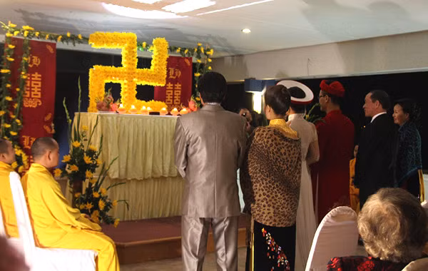 Tân lang, tân nương cùng bố mẹ làm lễ hằng thuận dưới sự chúc phúc của các vị sư. Ảnh: Quỳnh Như, Ngôi sao