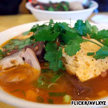 Bún tiêu cua (11 Hàng Bạc). Món ăn thơm lừng này bao gồm rất nhiều thực phẩm khác nhau như bún, thịt cua đồng giã nhỏ, đậu chiên giòn, giò, chả, thịt. Khi ăn món này, bạn đừng ngại cho thêm một chút mắm tôm vì nó rất ngon. Ớt, rau tươi khiến món ăn trở nên hoàn hảo hơn. Bún tiêu cua (11 Hàng Bạc). Món ăn thơm lừng này bao gồm rất nhiều thực phẩm khác nhau như bún, thịt cua đồng giã nhỏ, đậu chiên giòn, giò, chả, thịt. Khi ăn món này, bạn đừng ngại cho thêm một chút mắm tôm vì nó rất ngon. Ớt, rau tươi khiến món ăn trở nên hoàn hảo hơn.