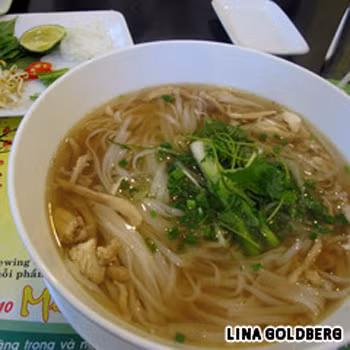 Phở (112 Vạn Phúc, Ba Đình). Thương hiệu phở Hà Nội từ lâu đã nổi tiếng khắp trên thế giới với hai món phổ biến là phở bò và phở gà. Thông thường, phở được coi là món ăn sáng, vì thế bạn có thể tìm thấy những hàng phở ở khắp mọi nơi trong khoảng thời gian từ sáng cho đến giữa trưa. Phở (112 Vạn Phúc, Ba Đình). Thương hiệu phở Hà Nội từ lâu đã nổi tiếng khắp trên thế giới với hai món phổ biến là phở bò và phở gà. Thông thường, phở được coi là món ăn sáng, vì thế bạn có thể tìm thấy những hàng phở ở khắp mọi nơi trong khoảng thời gian từ sáng cho đến giữa trưa.