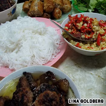 Bún chả (34 Hàng Than). Bún chả là món ăn trưa yêu thích của nhiều người đang sinh sống tại Hà Nội. Những miếng thịt lợn được nướng trên than hồng, sau đó thả vào bát nước sốt có mắm, giấm, đường, và chanh tạo nên một hương vị đặc biệt. Chấm bún vào thứ nước sốt này, ăn kèm với nem và rau thơm. Món ăn giàu calo này còn được bổ sung thêm một bát tỏi ớt để những khách hàng nào thích ăn cay có thể cho thêm vào. Bún chả (34 Hàng Than). Bún chả là món ăn trưa yêu thích của nhiều người đang sinh sống tại Hà Nội. Những miếng thịt lợn được nướng trên than hồng, sau đó thả vào bát nước sốt có mắm, giấm, đường, và chanh tạo nên một hương vị đặc biệt. Chấm bún vào thứ nước sốt này, ăn kèm với nem và rau thơm. Món ăn giàu calo này còn được bổ sung thêm một bát tỏi ớt để những khách hàng nào thích ăn cay có thể cho thêm vào.