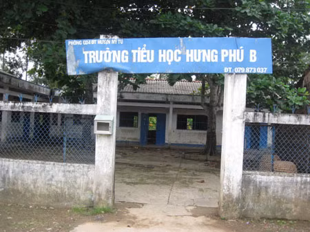 Nhiều phụ huynh ở xã Hưng Phú, huyện Mỹ Tú (Sóc Trăng) rất bất bình trước hành vi phản giáo dục của thầy giáo Đỗ Minh Cường, giáo viên tiếng Anh trường THCS xã Hưng Phú: dùng phấn ném vào mặt học sinh; nhét phấn vào miệng học sinh. Theo thầy Nguyễn Văn Tiếp, Hiệu trưởng nhà trường, sau khi nhận được thông tin, Ban giám hiệu nhà trường đã yêu cầu thầy Cường tường trình sự việc và thầy Cường đã thừa nhận hành vi sai phạm của mình. Ảnh: Trường Tiểu học Hưng Phú B - nơi xảy ra sự việc (Dân trí) Nhiều phụ huynh ở xã Hưng Phú, huyện Mỹ Tú (Sóc Trăng) rất bất bình trước hành vi phản giáo dục của thầy giáo Đỗ Minh Cường, giáo viên tiếng Anh trường THCS xã Hưng Phú: dùng phấn ném vào mặt học sinh; nhét phấn vào miệng học sinh. Theo thầy Nguyễn Văn Tiếp, Hiệu trưởng nhà trường, sau khi nhận được thông tin, Ban giám hiệu nhà trường đã yêu cầu thầy Cường tường trình sự việc và thầy Cường đã thừa nhận hành vi sai phạm của mình. Ảnh: Trường Tiểu học Hưng Phú B - nơi xảy ra sự việc (Dân trí)