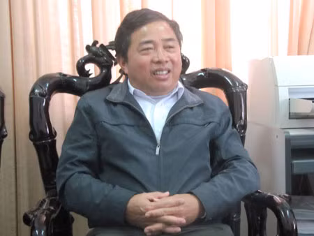 Thầy Nguyễn Đức Thịnh - Trưởng phòng GD&ĐT huyện Nghi Lộc cho biết “Sau khi nhận được phản ánh, tôi đã yêu cầu Ban giám hiệu Trường tiểu học Nghi Hoa báo cáo cụ thể bằng văn bản. Chúng tôi sẽ xem mức độ vi phạm để có hình thức xử lý thích đáng đối với cô Phượng”. Ảnh: Dân trí Thầy Nguyễn Đức Thịnh - Trưởng phòng GD&ĐT huyện Nghi Lộc cho biết “Sau khi nhận được phản ánh, tôi đã yêu cầu Ban giám hiệu Trường tiểu học Nghi Hoa báo cáo cụ thể bằng văn bản. Chúng tôi sẽ xem mức độ vi phạm để có hình thức xử lý thích đáng đối với cô Phượng”. Ảnh: Dân trí
