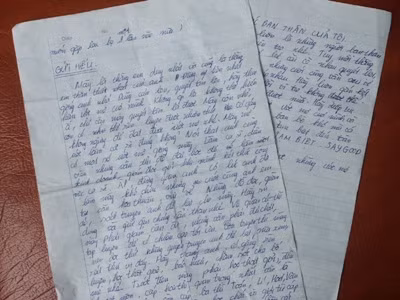 Một nam sinh trường THPT Ngô Quyền, Hải Phòng đã tự tử tại nhà riêng, để lại 5 lá thư tuyệt mệnh. Gia đình nạn nhân cho rằng em bức xúc do bị thầy giáo xỉ vả, người thầy này đã bị công an triệu tập làm rõ. Nạn nhân là em Nguyễn Ngọc Dương, học sinh lớp 10C3, trường THPT Ngô Quyền, Hải Phòng. Ngày 3.5.2011, vợ chồng anh Nguyễn Ngọc Bình (bố mẹ Dương) kể lại, chiều tối 29.4, Dương được gia đình phát hiện đã treo cổ tự tử trong nhà. Người thân tìm được 5 lá thư tuyệt mệnh em Dương để lại. Theo gia đình Dương, một số bạn học của em, cũng như nội dung các bức thư tuyệt mệnh Dương để lại có nói đến một trong những nguyên nhân chính dẫn đến việc em quyên sinh. Đó là, trong giờ học chiều 28.4, Dương bị một thầy giáo tên là Mĩ xỉ vả thậm tệ. Quá uất ức, Dương đã đứng khóc giữa lớp. Và đến chiều hôm sau (29.4), Dương không đến lớp học như thường lệ mà thắt cổ tự vẫn. Ảnh: Tiền phong Một nam sinh trường THPT Ngô Quyền, Hải Phòng đã tự tử tại nhà riêng, để lại 5 lá thư tuyệt mệnh. Gia đình nạn nhân cho rằng em bức xúc do bị thầy giáo xỉ vả, người thầy này đã bị công an triệu tập làm rõ. Nạn nhân là em Nguyễn Ngọc Dương, học sinh lớp 10C3, trường THPT Ngô Quyền, Hải Phòng. Ngày 3.5.2011, vợ chồng anh Nguyễn Ngọc Bình (bố mẹ Dương) kể lại, chiều tối 29.4, Dương được gia đình phát hiện đã treo cổ tự tử trong nhà. Người thân tìm được 5 lá thư tuyệt mệnh em Dương để lại. Theo gia đình Dương, một số bạn học của em, cũng như nội dung các bức thư tuyệt mệnh Dương để lại có nói đến một trong những nguyên nhân chính dẫn đến việc em quyên sinh. Đó là, trong giờ học chiều 28.4, Dương bị một thầy giáo tên là Mĩ xỉ vả thậm tệ. Quá uất ức, Dương đã đứng khóc giữa lớp. Và đến chiều hôm sau (29.4), Dương không đến lớp học như thường lệ mà thắt cổ tự vẫn. Ảnh: Tiền phong