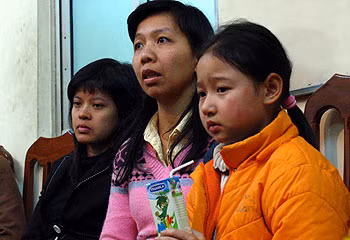 Đi qua chỗ Phạm Phương Thảo, thấy em quên viết hoa đầu dòng, cô chủ nhiệm lớp 3A Phạm Quỳnh Anh dùng thước quật vào tay rồi tát mạnh vào mặt cô bé 8 tuổi. Vụ việc được đưa đến công an phường Lý Thái Tổ (Hà Nội) giải quyết. Sự việc xảy ra lúc 10h sáng 29.11.2007 tại lớp 3A, Tiểu học Trưng Vương, Hà Nội nhưng đến 19h cùng ngày, mặt Thảo vẫn hằn đỏ vết ngón tay và cô bé tỏ ra sợ sệt. Trong khi ngồi khai báo tại công an phường Lý Thái Tổ, cô học trò nhỏ nhắn có gương mặt hiền hiền vẫn chưa hết run. Chốc chốc, nước mắt cô bé lại trào ra, giọng nói như nghẹn lại mỗi khi nhắc tới chuyện ban sáng... 19h ngày 29.11, Hiệu trưởng, Hiệu phó Tiểu học Trưng Vương cùng cô Quỳnh Anh đã tới xin lỗi cháu Thảo cùng gia đình. Hiệu phó Vũ Trinh Hương cho biết, sau khi nghe tường trình của cô Quỳnh Anh, trường sẽ đưa vụ việc ra hội đồng kỷ luật. Tạm thời, cô giáo này sẽ bị đình chỉ công tác. Ảnh: Cô giáo Quỳnh Anh (áo đen) và bé Thảo tại trụ sở công an (VnExpress) Đi qua chỗ Phạm Phương Thảo, thấy em quên viết hoa đầu dòng, cô chủ nhiệm lớp 3A Phạm Quỳnh Anh dùng thước quật vào tay rồi tát mạnh vào mặt cô bé 8 tuổi. Vụ việc được đưa đến công an phường Lý Thái Tổ (Hà Nội) giải quyết. Sự việc xảy ra lúc 10h sáng 29.11.2007 tại lớp 3A, Tiểu học Trưng Vương, Hà Nội nhưng đến 19h cùng ngày, mặt Thảo vẫn hằn đỏ vết ngón tay và cô bé tỏ ra sợ sệt. Trong khi ngồi khai báo tại công an phường Lý Thái Tổ, cô học trò nhỏ nhắn có gương mặt hiền hiền vẫn chưa hết run. Chốc chốc, nước mắt cô bé lại trào ra, giọng nói như nghẹn lại mỗi khi nhắc tới chuyện ban sáng... 19h ngày 29.11, Hiệu trưởng, Hiệu phó Tiểu học Trưng Vương cùng cô Quỳnh Anh đã tới xin lỗi cháu Thảo cùng gia đình. Hiệu phó Vũ Trinh Hương cho biết, sau khi nghe tường trình của cô Quỳnh Anh, trường sẽ đưa vụ việc ra hội đồng kỷ luật. Tạm thời, cô giáo này sẽ bị đình chỉ công tác. Ảnh: Cô giáo Quỳnh Anh (áo đen) và bé Thảo tại trụ sở công an (VnExpress)