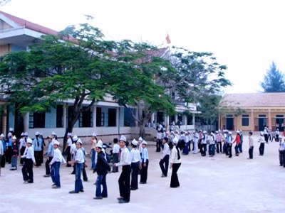 Ông Nguyễn Thanh Vẩn (trú tại thôn Tân Hải, xã Hải Ninh, Quảng Ninh, Quảng Bình) gửi đơn đến các cơ quan chức năng tố cáo thầy giáo Nguyễn Phú Lự- giáo viên trường THCS Hải Ninh có hành vi đánh đập làm con ông bị chấn thương nặng. Theo đơn này, khoảng 9h ngày 11.4.2007, khi học sinh trường THCS Hải Ninh đang thể dục 15 phút giữa giờ, cũng là lúc lớp 6/4 (học vào buổi chiều) vừa tan giờ học thể dục buổi sáng và ra về. Em Nguyễn Thị Thái (con ông Vẩn, học sinh lớp này) dắt xe đạp ra đến đường bê tông thì thầy giáo Nguyễn Phú Lự bước đến túm tóc giật mạnh làm em ngã nghiêng người, đầu đập xuống mặt đường. Sau sự việc, thầy Lự bỏ vào phòng giáo viên. Trưa ngày 12/4, bà Mai Thị Bình (mẹ em Thái) cho hay sức khoẻ của em đang trong tình trạng rất nguy kịch, bệnh viện phải cho thở bằng máy oxy. Ảnh: Học sinh trường THCS Hải Ninh tập thể dục giữa giờ (Vietnamnet) Ông Nguyễn Thanh Vẩn (trú tại thôn Tân Hải, xã Hải Ninh, Quảng Ninh, Quảng Bình) gửi đơn đến các cơ quan chức năng tố cáo thầy giáo Nguyễn Phú Lự- giáo viên trường THCS Hải Ninh có hành vi đánh đập làm con ông bị chấn thương nặng. Theo đơn này, khoảng 9h ngày 11.4.2007, khi học sinh trường THCS Hải Ninh đang thể dục 15 phút giữa giờ, cũng là lúc lớp 6/4 (học vào buổi chiều) vừa tan giờ học thể dục buổi sáng và ra về. Em Nguyễn Thị Thái (con ông Vẩn, học sinh lớp này) dắt xe đạp ra đến đường bê tông thì thầy giáo Nguyễn Phú Lự bước đến túm tóc giật mạnh làm em ngã nghiêng người, đầu đập xuống mặt đường. Sau sự việc, thầy Lự bỏ vào phòng giáo viên. Trưa ngày 12/4, bà Mai Thị Bình (mẹ em Thái) cho hay sức khoẻ của em đang trong tình trạng rất nguy kịch, bệnh viện phải cho thở bằng máy oxy. Ảnh: Học sinh trường THCS Hải Ninh tập thể dục giữa giờ (Vietnamnet)