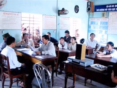 Tiếp xúc với phóng viên tại trụ sở UBND xã Hải Ninh, thầy giáo Nguyễn Phú Lự rất lo lắng và hối hận: “Bản tôi không phải có ác ý gì với các em học sinh, nhưng khi thấy các em lộn xộn ở sân trường thì tôi đến để giữ trật tự. Lúc đến đó, tôi đưa tay trái lên túm mũ đội của một em học sinh giật mạnh. Không ngờ việc làm này dẫn đến hậu quả nghiêm trọng như vậy”. Được biết, năm 2006, thầy giáo Nguyễn Phú Lự đã bị Phòng GD-ĐT huyện Quảng Ninh kỷ luật vì say rượu trong giờ hành chính. Ảnh: Cuộc họp sau sự việc thầy Lự kéo ngã em Thái (Vietnamnet) Tiếp xúc với phóng viên tại trụ sở UBND xã Hải Ninh, thầy giáo Nguyễn Phú Lự rất lo lắng và hối hận: “Bản tôi không phải có ác ý gì với các em học sinh, nhưng khi thấy các em lộn xộn ở sân trường thì tôi đến để giữ trật tự. Lúc đến đó, tôi đưa tay trái lên túm mũ đội của một em học sinh giật mạnh. Không ngờ việc làm này dẫn đến hậu quả nghiêm trọng như vậy”. Được biết, năm 2006, thầy giáo Nguyễn Phú Lự đã bị Phòng GD-ĐT huyện Quảng Ninh kỷ luật vì say rượu trong giờ hành chính. Ảnh: Cuộc họp sau sự việc thầy Lự kéo ngã em Thái (Vietnamnet)