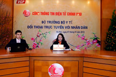 Bộ trưởng Bộ Y tế Nguyễn Thị Kim Tiến tại cuộc đối thoại trực tuyến trên Cổng TTĐT Chính phủ ngày 7.1.2012. Ảnh: Chinhphu.vn