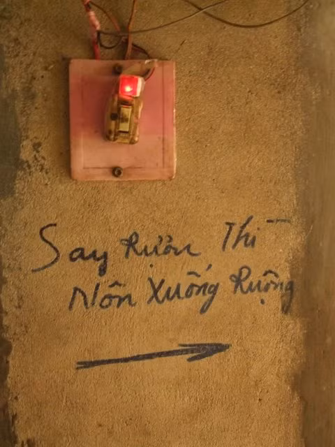 Không được phép nôn vào nhà vệ sinh, chỉ được nôn ... xuống ruộng