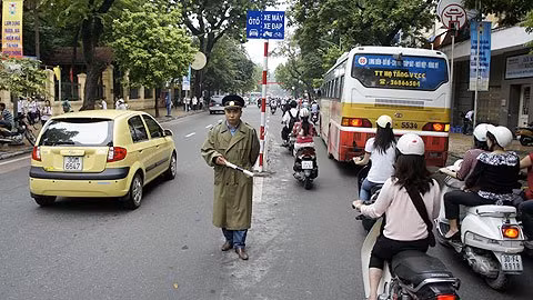 Dù Thanh tra giao thông đứng đầu mỗi điểm phân cách làn đường nhưng người dân vẫn đi sai làn đường quy định. Ảnh minh họa: Vietnamnet Dù Thanh tra giao thông đứng đầu mỗi điểm phân cách làn đường nhưng người dân vẫn đi sai làn đường quy định. Ảnh minh họa: Vietnamnet