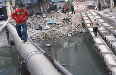 Nhiều người tìm lối đi khác, men theo một đường ống qua sông. Nhiều người tìm lối đi khác, men theo một đường ống qua sông.
