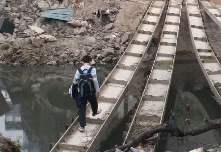 Cậu học sinh này hàng ngày phải 4 lần qua cầu khỉ... Cậu học sinh này hàng ngày phải 4 lần qua cầu khỉ...
