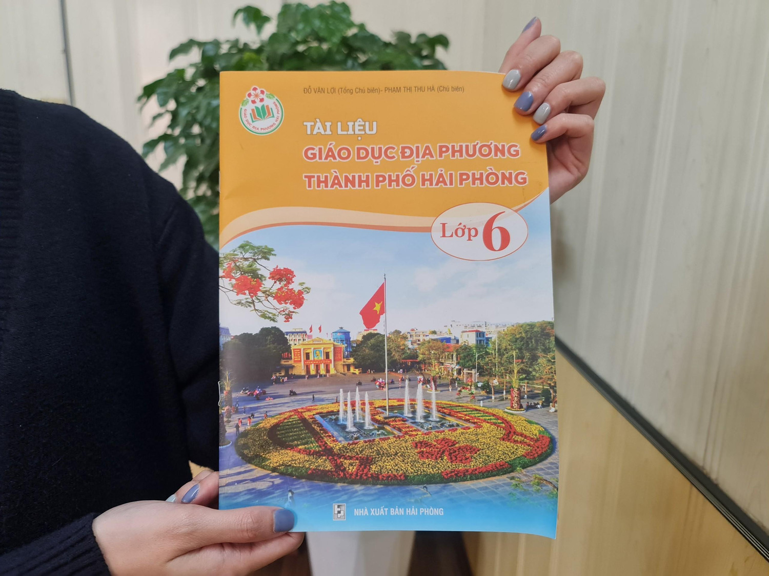 Sách tài liệu Giáo dục địa phương thành phố Hải Phòng dùng cho học sinh lớp 6 (Ảnh: Lã Tiến)