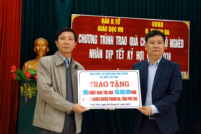 Ông Nguyễn Tiến Bình (bên phải), Tổng biên tập Báo điện tử Giáo dục Việt Nam và ông Nguyễn Kim Hải, Phó Chủ tịch huyện Thanh Ba trong buổi lễ trao quà từ thiện tại huyện Thanh Ba.