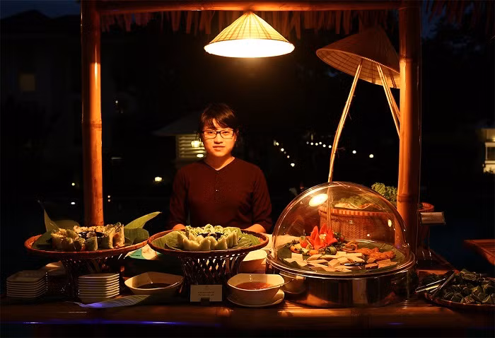 Tiệc buffet Lễ hội mùa xuân sẽ đưa thực khách trở về với làng quê Việt thanh bình. Tiệc buffet Lễ hội mùa xuân sẽ đưa thực khách trở về với làng quê Việt thanh bình.