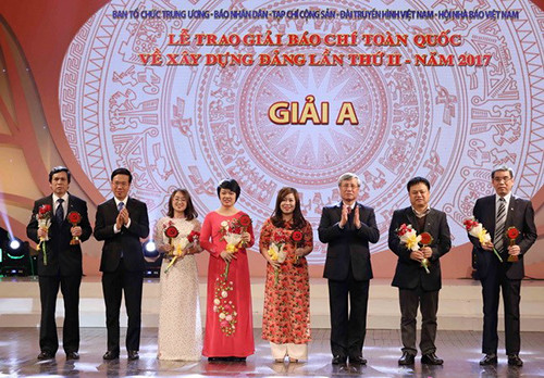 Quang cảnh lễ trao giải A cho các tác giả đoạt giải Búa liềm vàng lần thứ II năm 2017 (Ảnh: TTXVN)