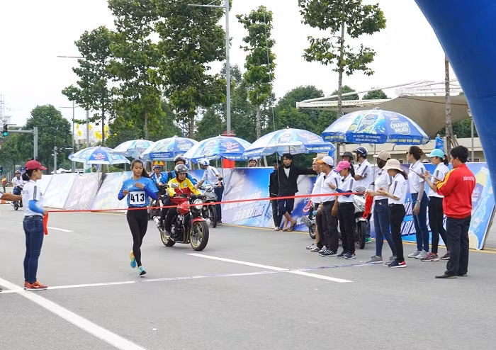 Giải là ngày hội của những người thích bộ môn chạy bền. Giải là ngày hội của những người thích bộ môn chạy bền.