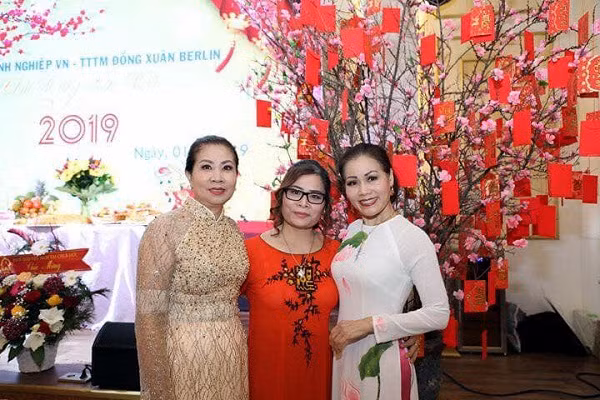 Những tà áo dài bên cây đào ngày tết tại Trung tâm thương mại Đồng Xuân Berlin.