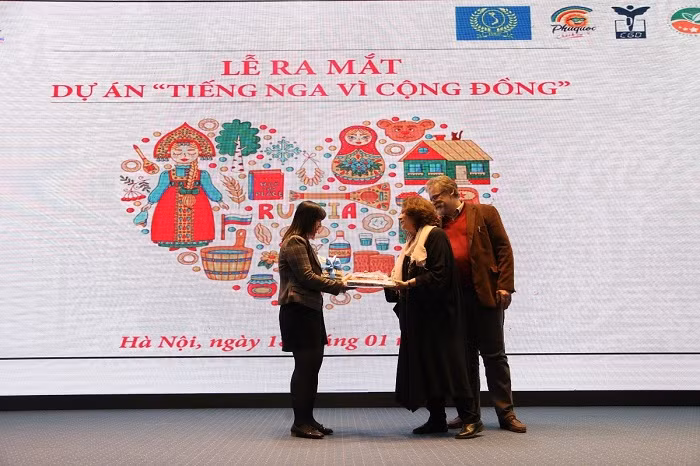 Đại diện khoa Tiếng Nga và đại diện Trung tâm Khoa học và Văn hóa Nga tại Hà Nội trong buổi lễ ra mắt ra mắt dự án “Tiếng Nga vì cộng đồng”. Ảnh: T.T Đại diện khoa Tiếng Nga và đại diện Trung tâm Khoa học và Văn hóa Nga tại Hà Nội trong buổi lễ ra mắt ra mắt dự án “Tiếng Nga vì cộng đồng”. Ảnh: T.T