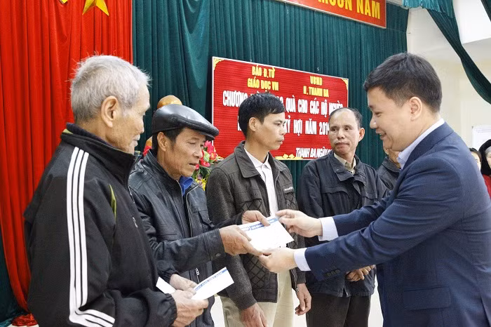 Ông Nguyễn Tiến Bình - Tổng biên tập Báo Điện tử Giáo dục Việt Nam trao quà Tết cho các hộ nghèo tại huyện Thanh Ba.