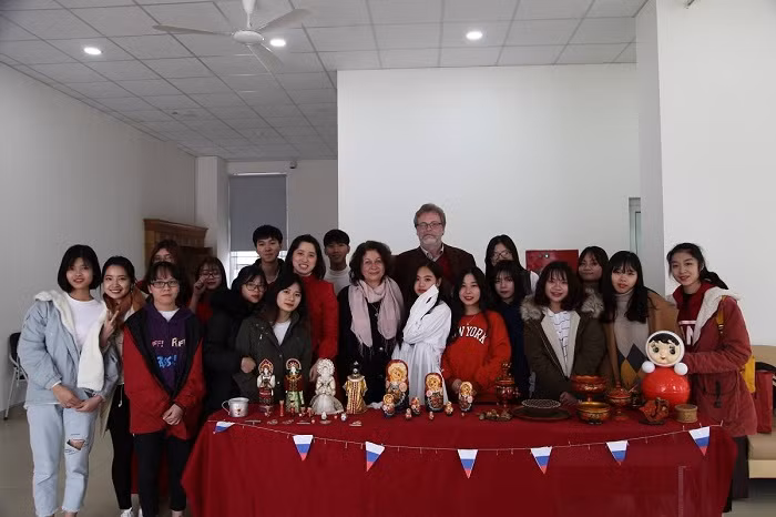 Sinh viên khoa tiếng Nga - Đại học Hà Nội chụp ảnh cùng đại diện Trung tâm Khoa học và Văn hóa Nga tại Hà Nội. Ảnh: T.T Sinh viên khoa tiếng Nga - Đại học Hà Nội chụp ảnh cùng đại diện Trung tâm Khoa học và Văn hóa Nga tại Hà Nội. Ảnh: T.T