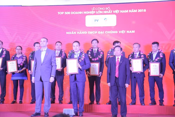 Đại diện PVCombank đón nhận Giấy chứng nhận Top 500 Doanh nghiệp lớn nhất Việt Nam 2018.