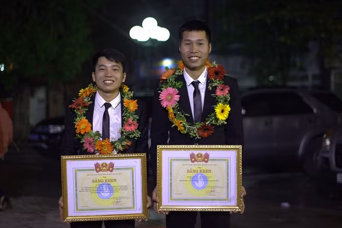 Sinh Viên Trần Văn Bắc (bên trái) và sinh viên Nguyễn Đức Tân đại diện đi nhận giải cho tập thể đạt danh hiệu “Tập thể sinh viên 5 tốt” cấp trung ương 2018. Ảnh: Công Tiến