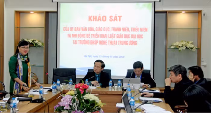Đồng chí Nguyễn Thị Kim Phụng, Vụ trưởng Vụ giáo dục Đại học phát biểu.