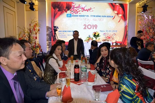 Ban tổ chức Trung tâm thương mại Đồng Xuân khai mạc buổi liên hoan chúc mừng năm mới 2019.