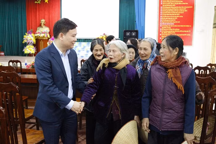 Người dân huyện Thanh Ba cảm động trước tình cảm của Nhà báo Nguyễn Tiến Bình Tổng biên tập Báo Điện tử Giáo dục Việt Nam.
