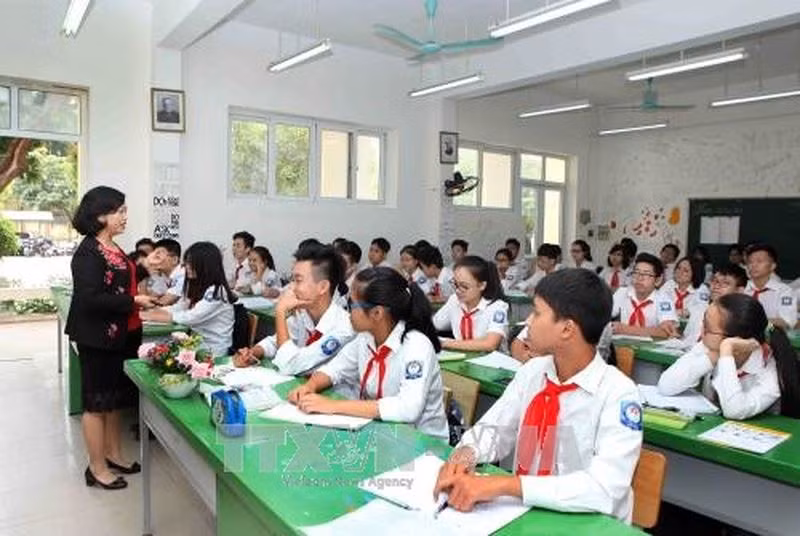 Giải pháp nào cho việc tăng lương giáo viên (Ảnh minh họa: TTXVN).