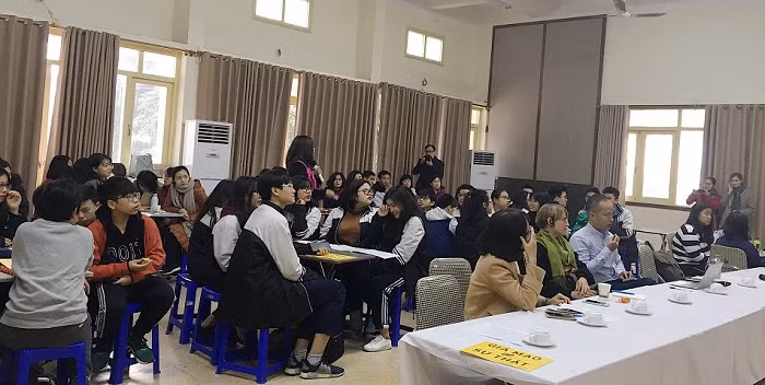 Rất đông các bạn học sinh tham gia dự án “Giả mạo ≠ Sự thật” tại Trường trung học cơ sở Thực Nghiệm Hà Nội (Ảnh: A.N).
