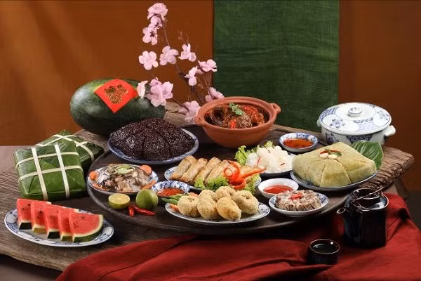 Một mâm cơm ấm cúng ngày Tết với những món ngon do VinMart Cook chế biến.