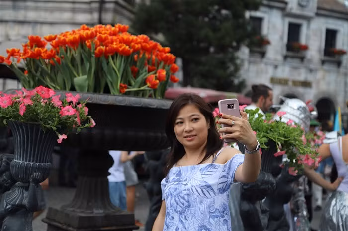 Du khách đầy thích thú trước lễ hội hoa Tulip Sun World Ba Na Hills.