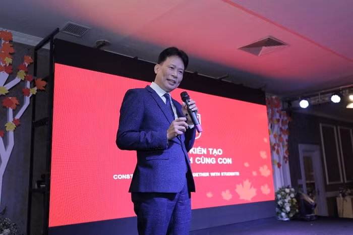 Phó giáo sư, Tiến sĩ Phó Đức Hòa – Phó Trưởng Khoa Giáo dục tiểu học Đại học Sư phạm Hà Nội chia sẻ tại Hội thảo. Phó giáo sư, Tiến sĩ Phó Đức Hòa – Phó Trưởng Khoa Giáo dục tiểu học Đại học Sư phạm Hà Nội chia sẻ tại Hội thảo.
