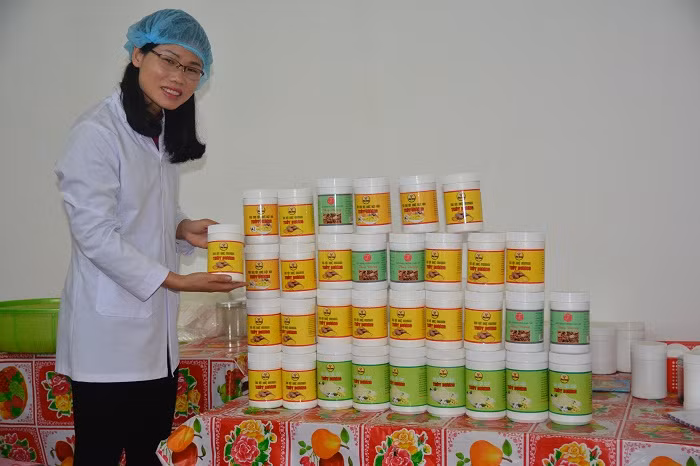 Cô giáo Bạch Thị Mến, giáo viên dạy giỏi nhiều năm liền bên sáng chế tinh bột nghệ. Ảnh: Công Tiến Cô giáo Bạch Thị Mến, giáo viên dạy giỏi nhiều năm liền bên sáng chế tinh bột nghệ. Ảnh: Công Tiến