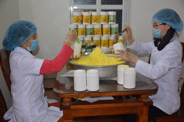 Dây chuyền sản xuất tinh bột nghệ và đậu nành đã tạo điều kiện việc làm cho nhiều lao động. Ảnh: Công Tiến Dây chuyền sản xuất tinh bột nghệ và đậu nành đã tạo điều kiện việc làm cho nhiều lao động. Ảnh: Công Tiến