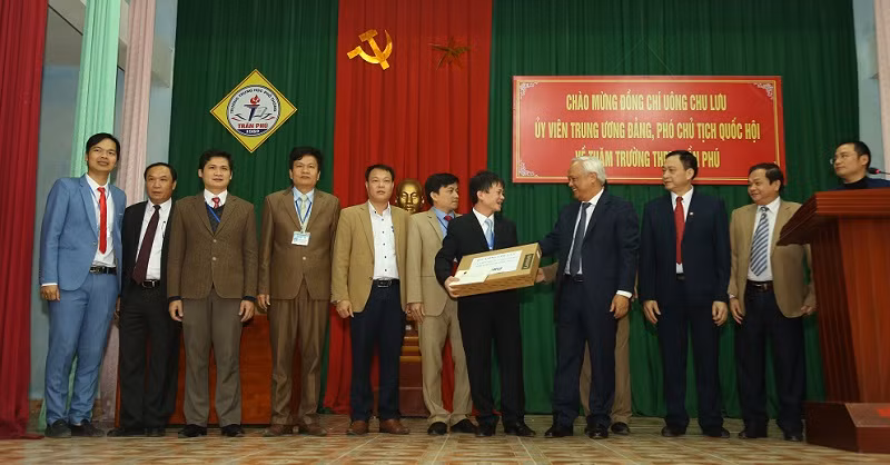 Đồng chí Uông Chu Lưu - Uỷ viên Ban chấp hành Trung ương Đảng - Phó Chủ tịch Quốc hội đến thăm, tặng quà và chúc tết thầy, cô giáo và học sinh Trường phổ thông trung học Trần Phú.