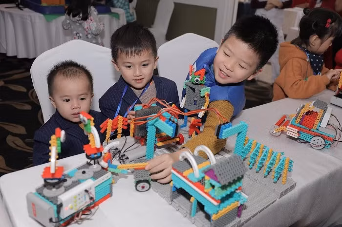 Các bạn nhỏ được tham gia các hoạt động STEM ngay tại hội thảo. Các bạn nhỏ được tham gia các hoạt động STEM ngay tại hội thảo.