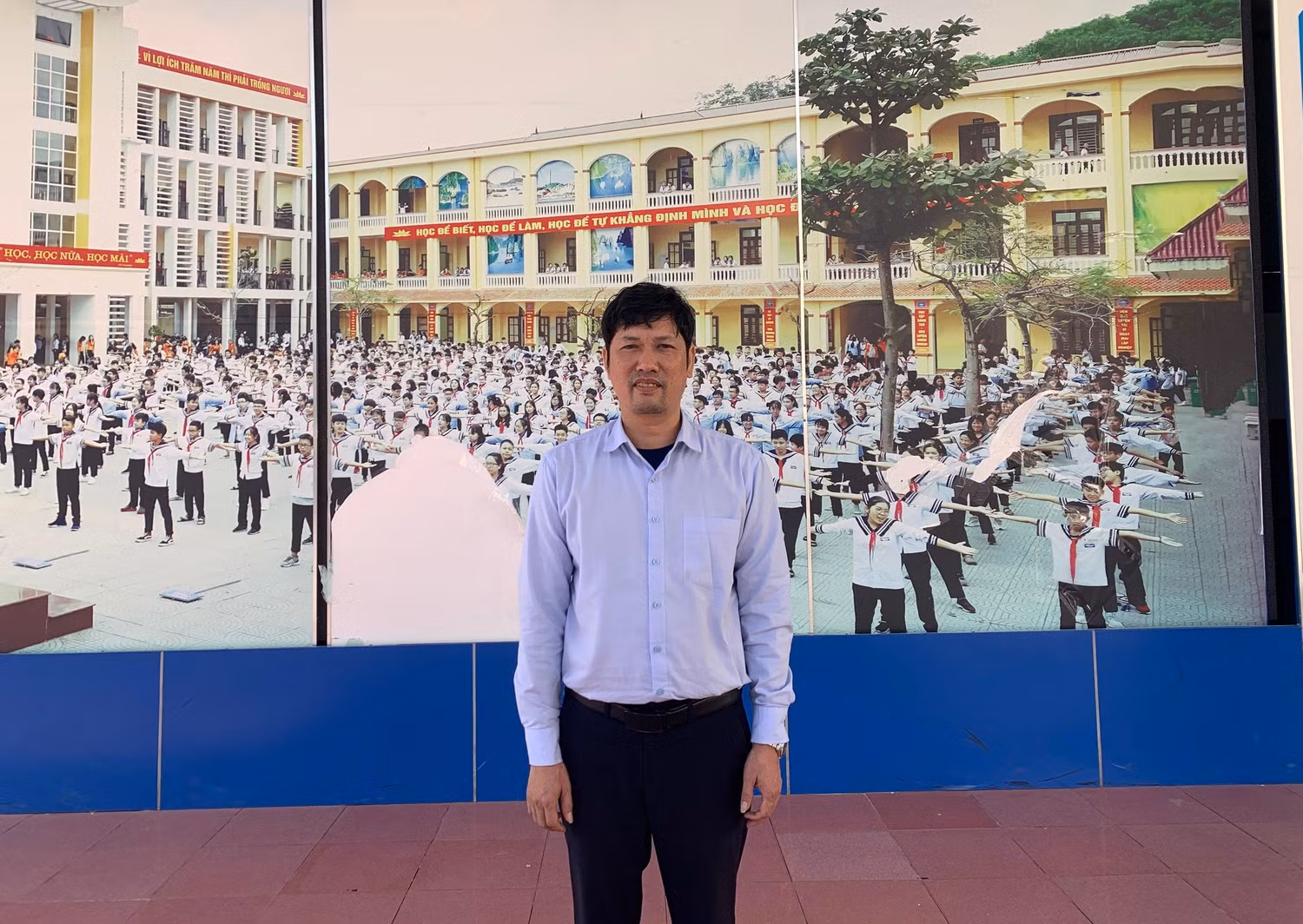 Thầy Phạm Văn Quân – Hiệu trưởng trường Trung học cơ sở Chu Văn An, quận Ngô Quyền, thành phố Hải Phòng (ảnh: Thùy Linh)