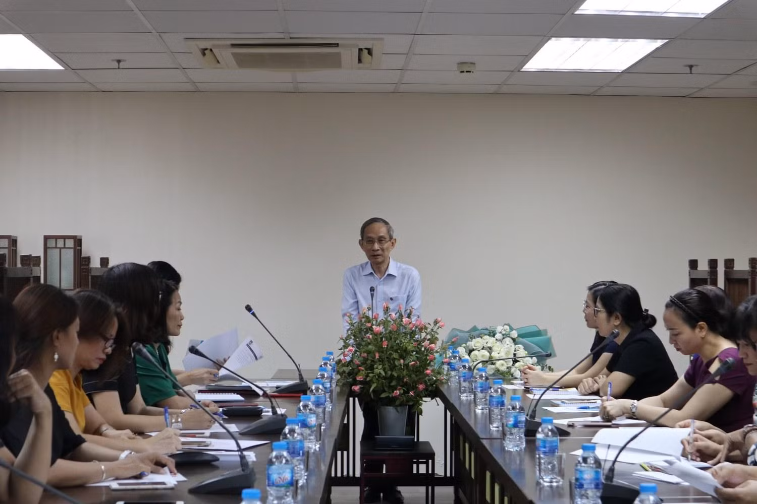Thầy Nguyễn Xuân Khang - Hiệu trưởng trường Marie Curie họp bàn cùng các chuyên gia tư vấn tâm lý học đường (ảnh: Marie Curie) Thầy Nguyễn Xuân Khang - Hiệu trưởng trường Marie Curie họp bàn cùng các chuyên gia tư vấn tâm lý học đường (ảnh: Marie Curie)