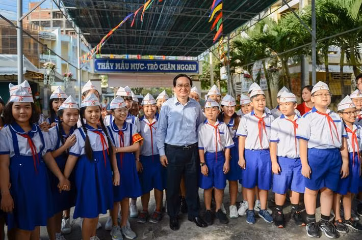 Bộ trưởng Phùng Xuân Nhạ thăm hỏi các em học sinh Trường Tiểu học Phùng Ngọc Liêm