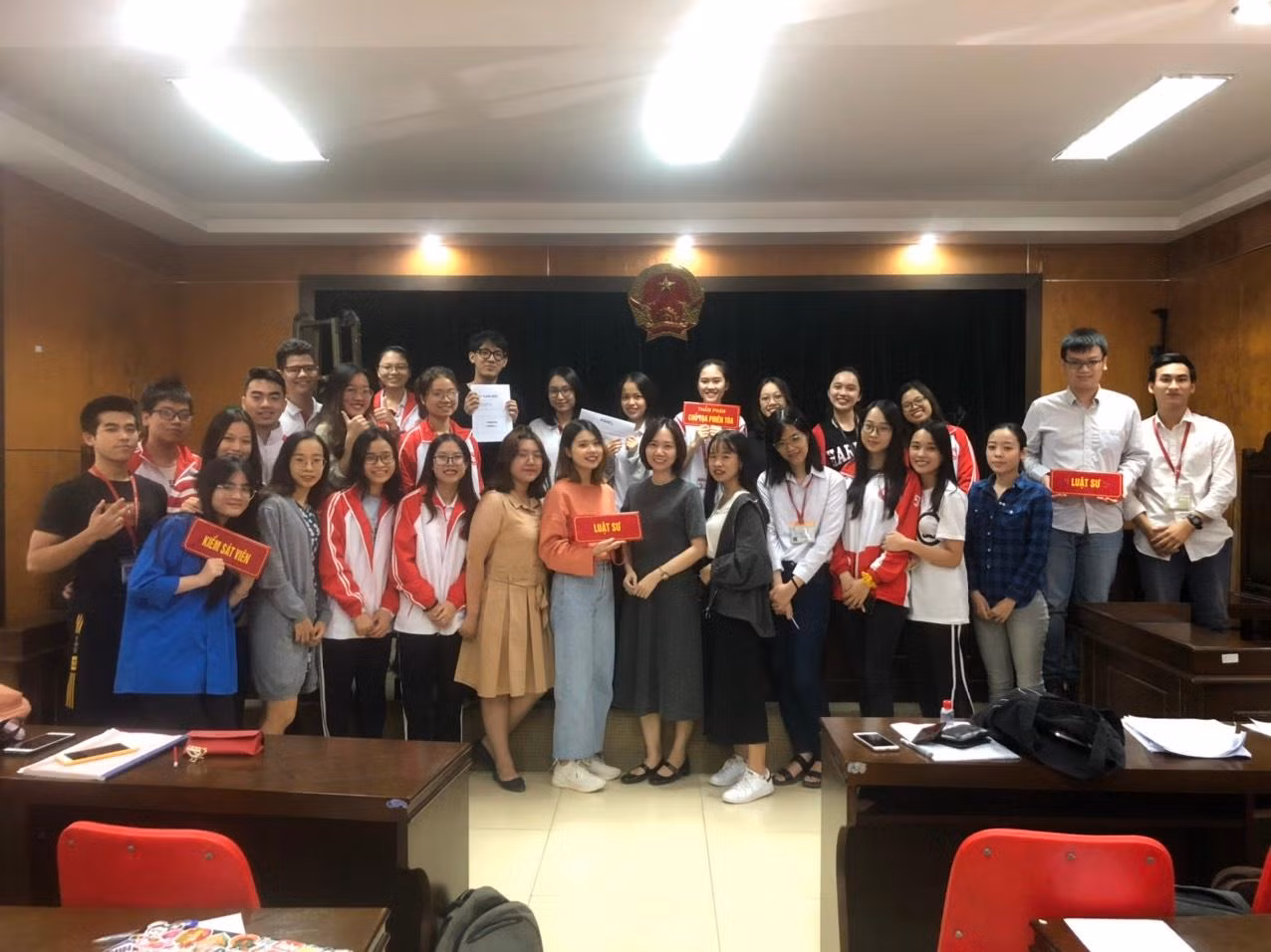 Tiến sĩ Vũ Kim Ngân chụp ảnh cùng sinh viên (ảnh: NVCC)