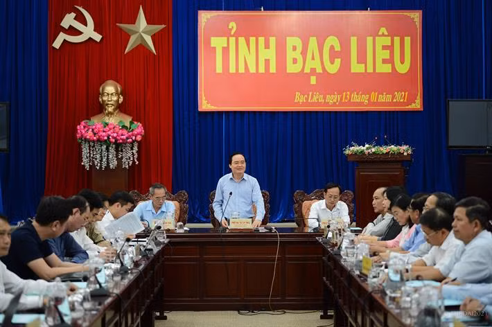 Bộ trưởng Phùng Xuân Nhạ cùng đoàn công tác của Bộ Giáo dục và Đào tạo đã có buổi làm việc với lãnh đạo tỉnh Bạc Liêu về việc triển khai chương trình giáo dục phổ thông năm 2018.
