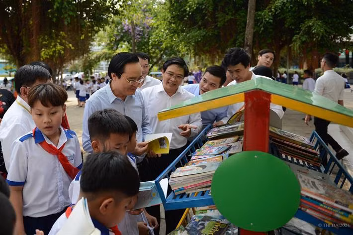 Bộ trưởng Phùng Xuân Nhạ thăm Trường Tiểu học Lê Văn Tám, thành phố Trà Vinh