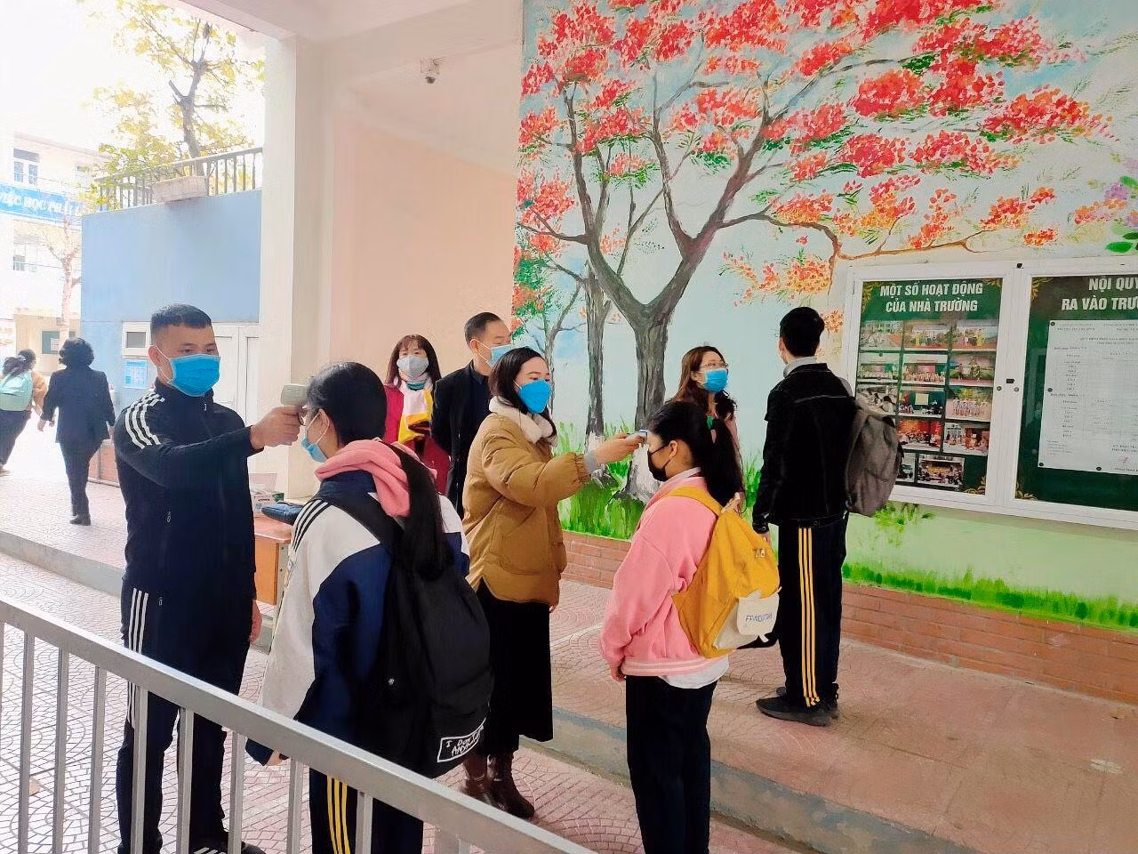 Trường Trung học cơ sở Ba Đình tổ chức phân làn, kiểm tra thân nhiệt học sinh, giáo viên từ cổng trường (ảnh: NTCC)